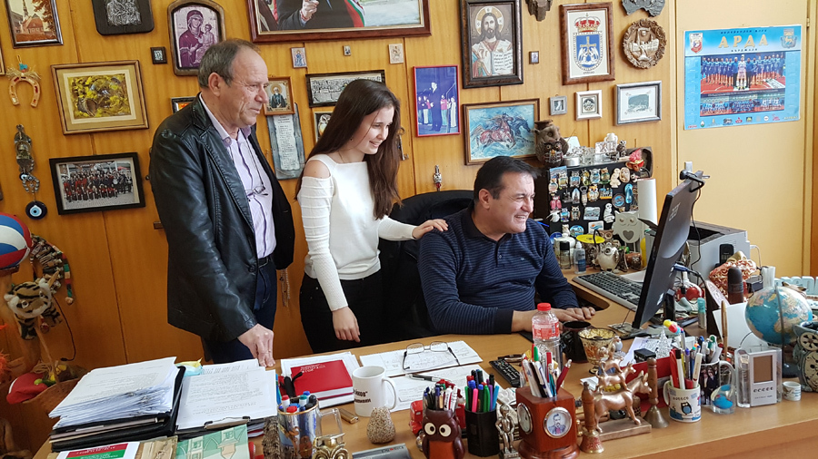 Милчев Цветелина и директорът на училището М. Багдасаров