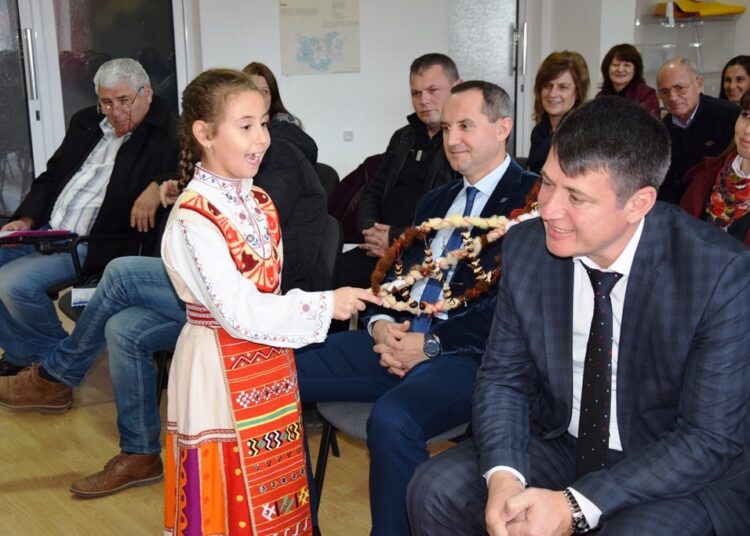 Малки коледари на гости на кмета на Ардино и общинските съветници 1 Мурад коледари