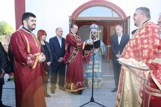 Просветният министър подари икона на нов параклис в Априлово