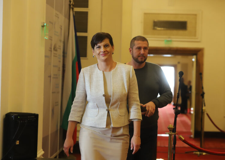 ГЕРБ събра 120 подписа за проекта си за Конституция 1 ЗАЛА ДАРИТКОВА СН. КРСВРАКОВ.PG