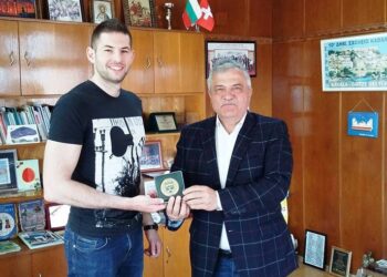 Кмет връчи на шампион почетния знак на града