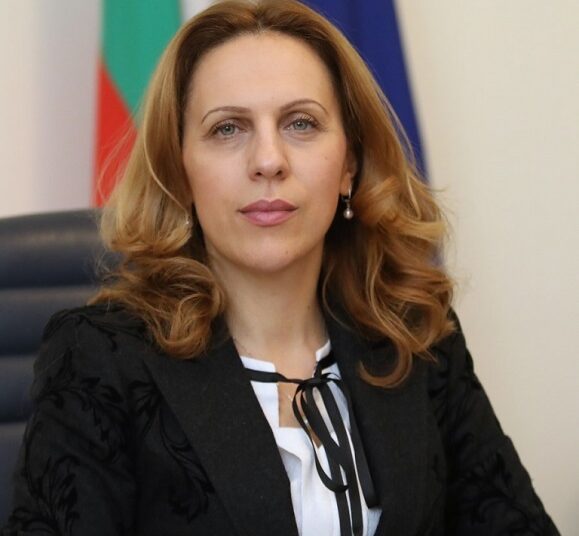 Министър Николова била таен клиент 1 Николова
