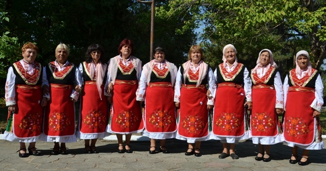 Енергетици подариха нови носии на фолклорна група в Обручище