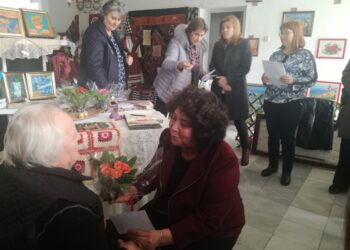 Кмет награди баба Надежда за красиви плетени пердета отпреди 60 лета
