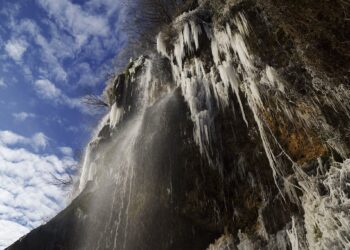 Скакавишкият водопад стана топ атракция в студа (снимки)