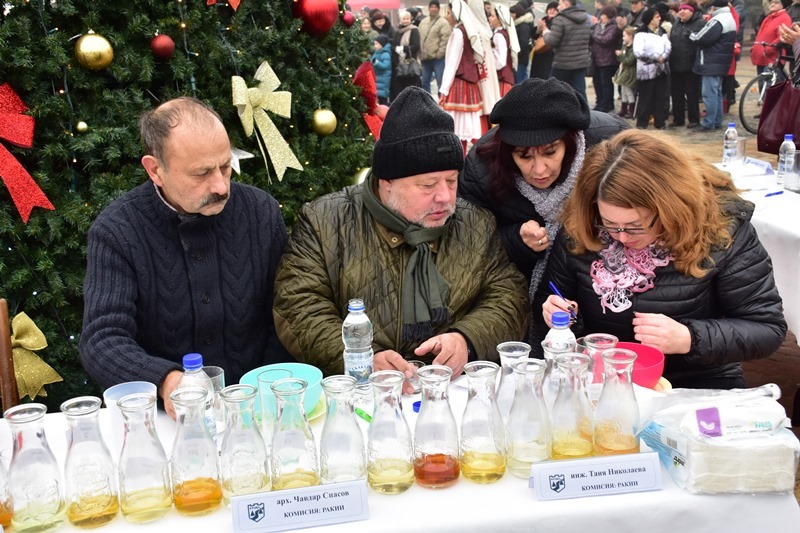 Aктьор и архитект тестваха питиета и мезета във Враца