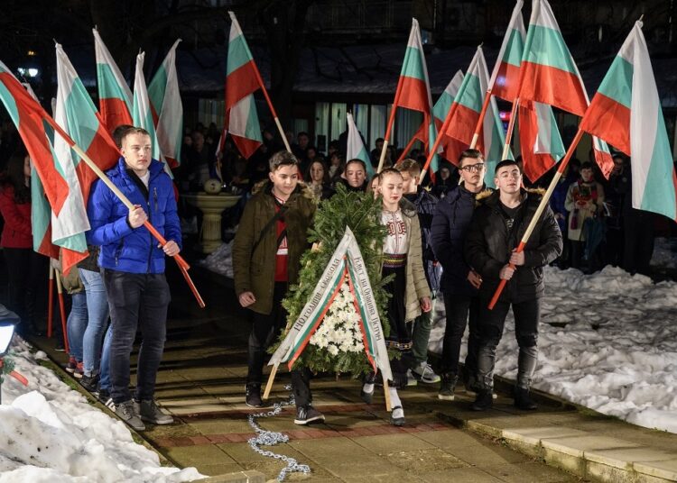 Венци, цветя и две изложби за 3 март в Петрич 1 за 3 март 2