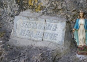 Лековното кладенче край Балювица цери очи
