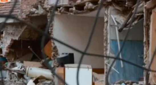 Трагедия! Срути се къща, вадят 7 деца