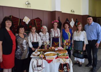 Моми и баби разходиха носии на век и половина