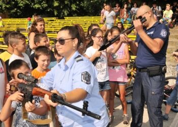 Полицаи симулираха пред деца преследване на терористи