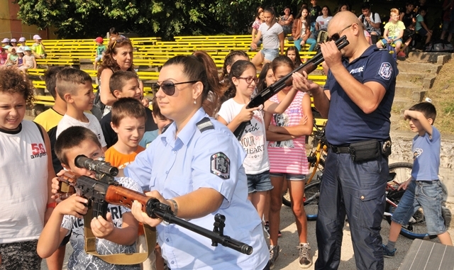Полицаи симулираха пред деца преследване на терористи 1 празник