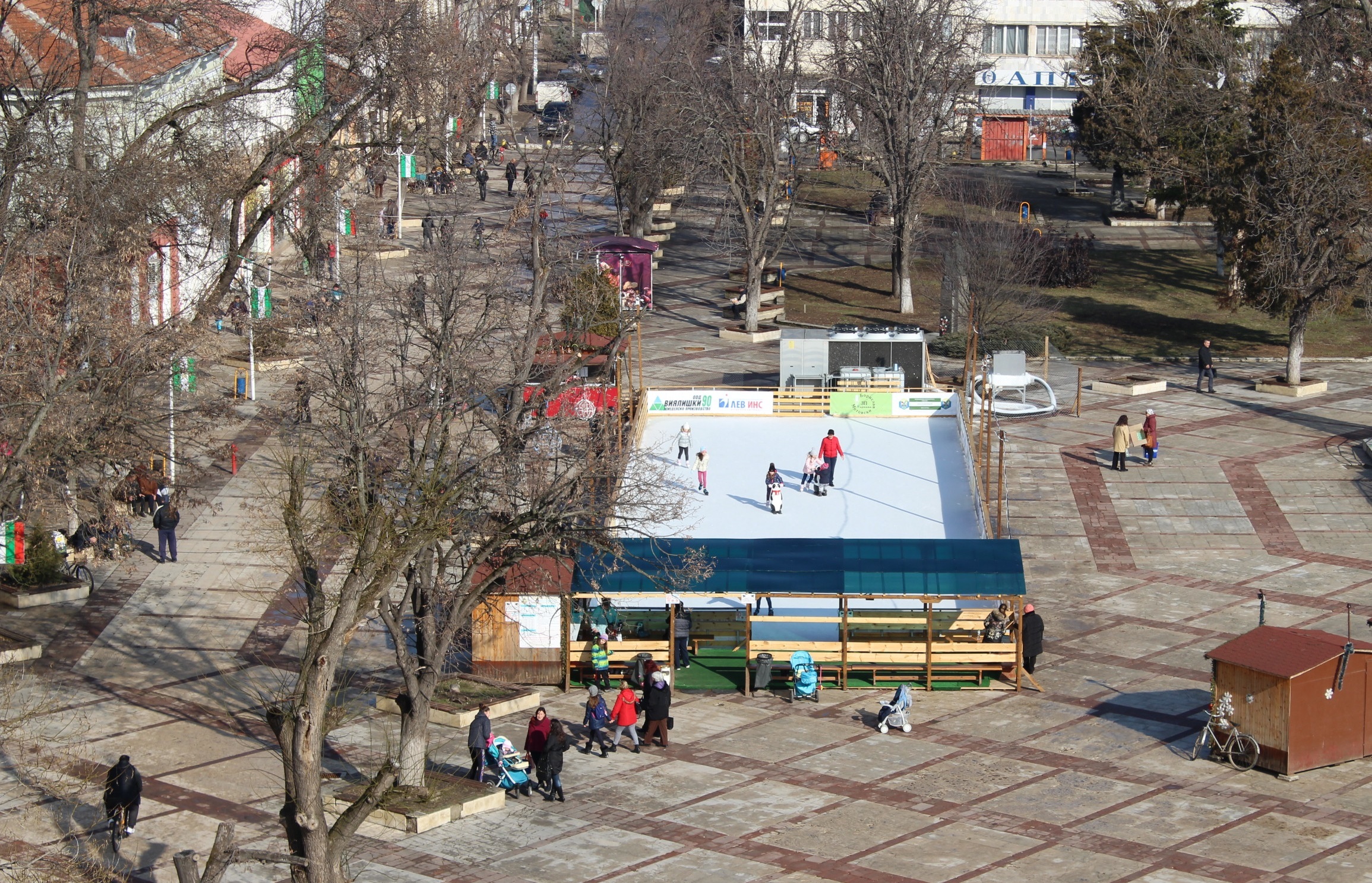 Пуснаха безплатна ледена пързалка
