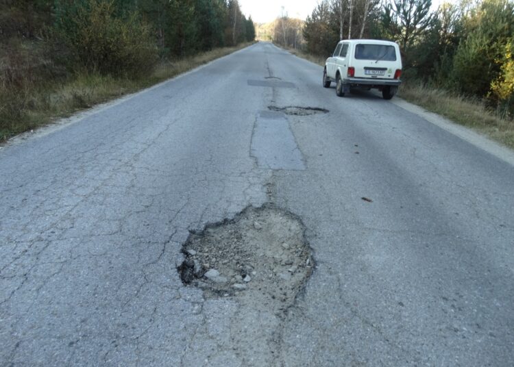 Наказват кметове за задръстени улици и тротоари в община Сатовча 1 улица