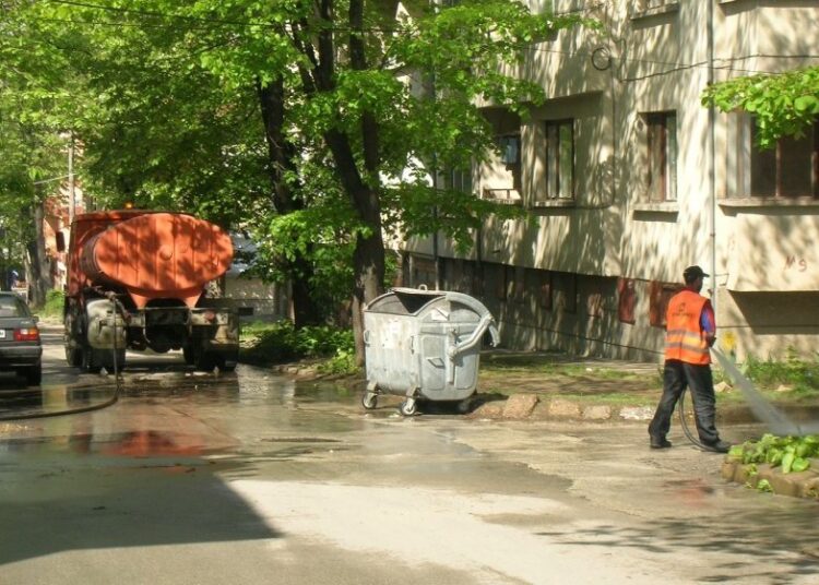 Започва миенето на улиците на Плевен 1 улици