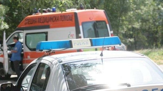 Влак удари кола между Крумово и Асеновград, има пострадали