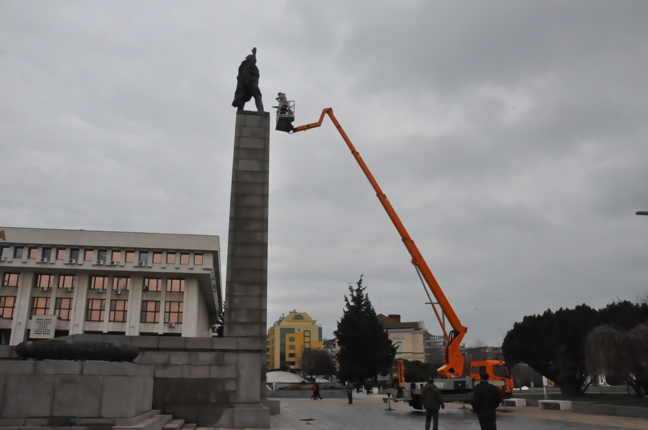 Експерти провериха опасен ли е „Альоша” в Бургас
