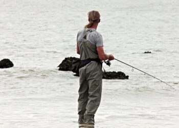 Изискват риболовен билет и в морето
