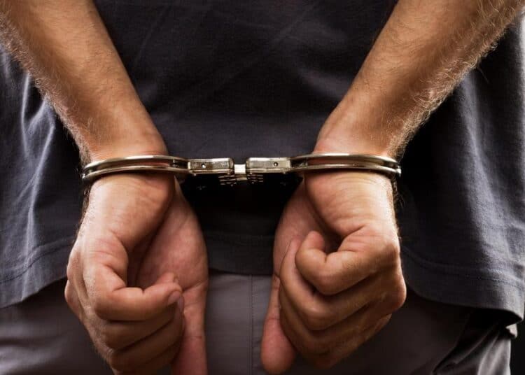 Арестуваха двама данъчни в Разлог 1 arrested in handcuffs 1