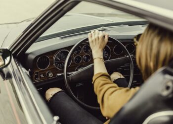 Шофьорка се блъсна в електрически стълб в Кубрат