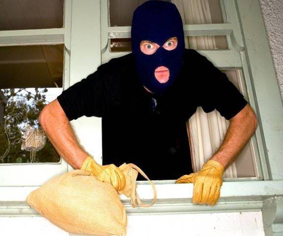 Задигнаха спестяванията на строител от незаключената му къща