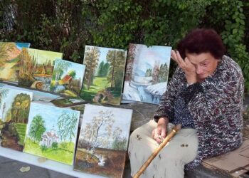 92-годишна бивша акушерка от Варна рисува, за да помогне на близките си