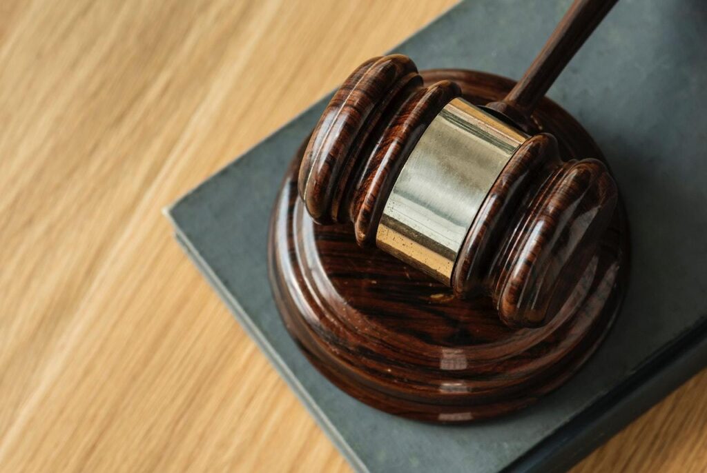 Арест за мъж, блудствал с млада жена 1 background close up court 1415558 7