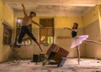 Направиха уникална фотосесия с балетисти в рушащото се читалище