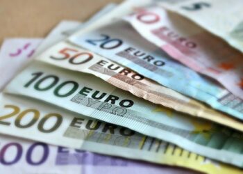Арести и обиски за пране на 900 000 евро от Швейцария