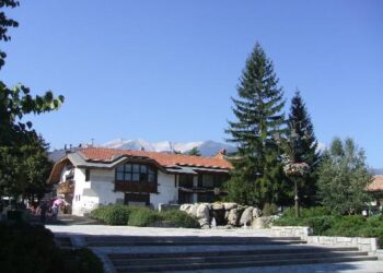 Рекламни пана скриват стари сгради в Банско
