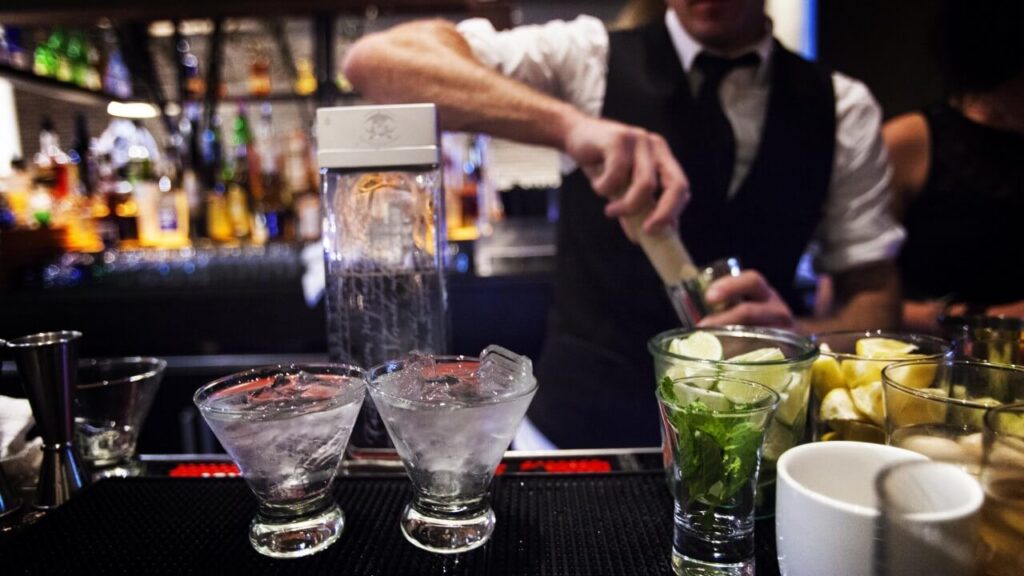 Все повече ученици в Кюстендил искат да работят през лятото 1 bartender scene 1280x720