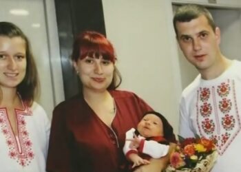 Изписаха бебе в народна носия вместо с пелени (снимки)