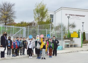 Ученици с практически урок по безопасност на пътя