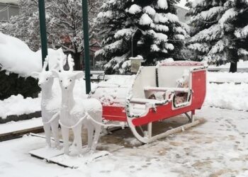 Дядо Коледа се среща с деца в своята шейна в Ботевград