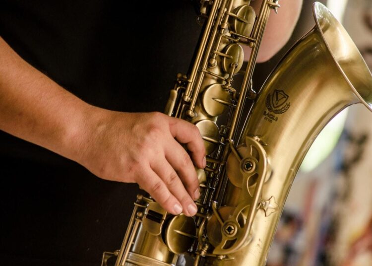 brass hand instrument 1049690