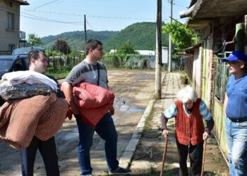 Социалисти помогнаха на бедстващи в Роман