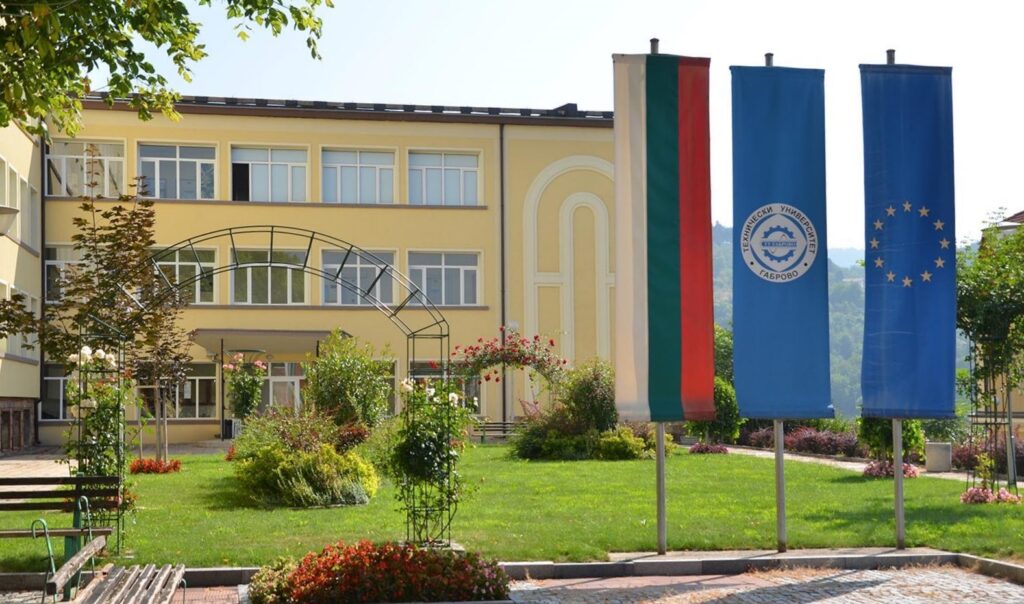 На 1 ноември дават награди на 30 студенти заради К-19 1 campus10 flags 4