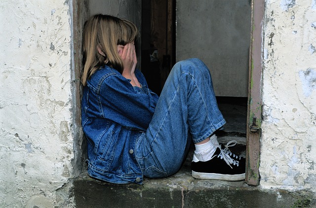 Помагат на деца и възрастни в риск 1 child sitting 1816400 640