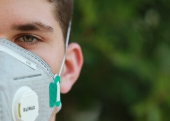 На сесия – само със специална маска и ръкавици