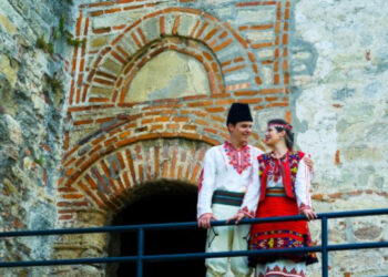 Младоженци отказаха цветя и дариха парите за болни деца