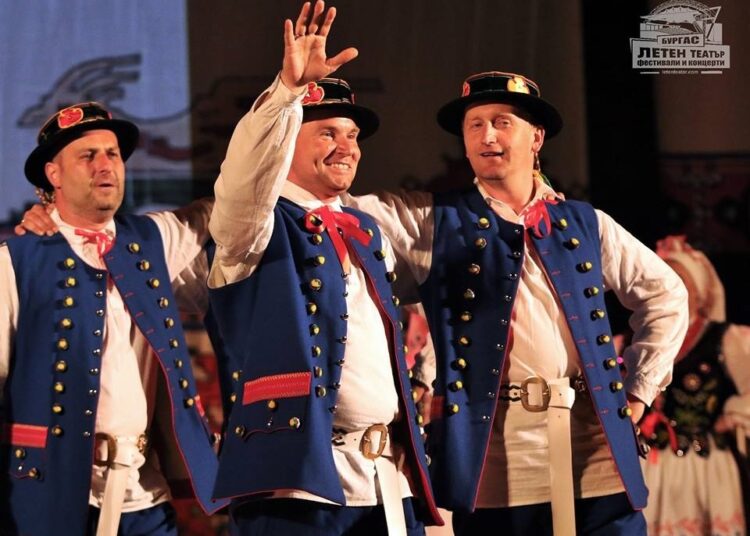 Валя Балканска и Янка Рупкина откриват фолклорен фест в Бургас 1 da34e53b5fbfd822e8929a320540d4c4