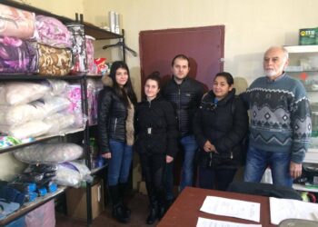 Студенти медици с дарение за бездомни