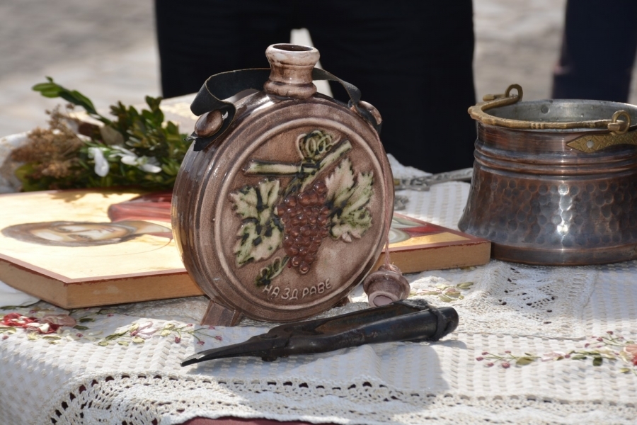Евросело черпи с вино и суджуци на Трифон Зарезан