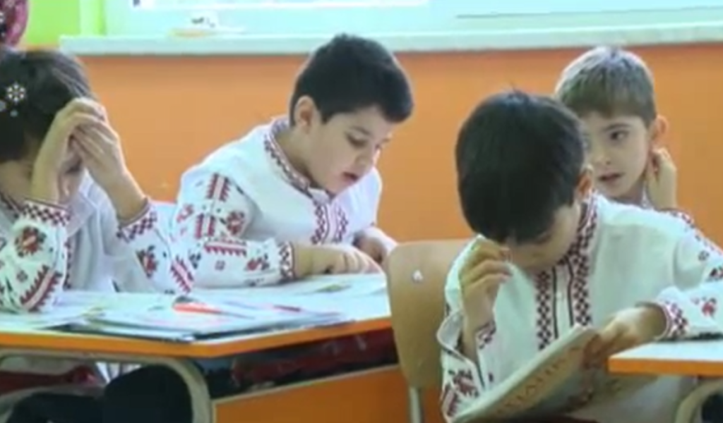 Ученици влизат в час в народни носии 3 deca v nosii2
