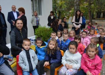 Хлапета гледат детски филми на нови телевизори