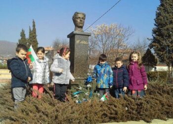 Деца трогнаха Симитли с поклон пред Левски
