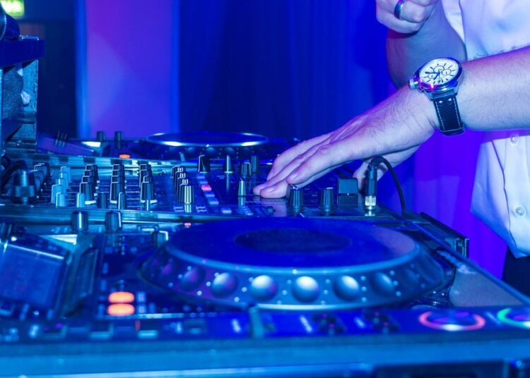 dj 228999 960 720 1