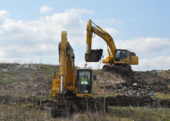 Полагат нова почва и трева върху старо депо