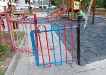 Издирват вандали, потрошили детски площадки