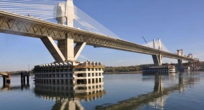 Спират временно движението по Дунав мост 2
